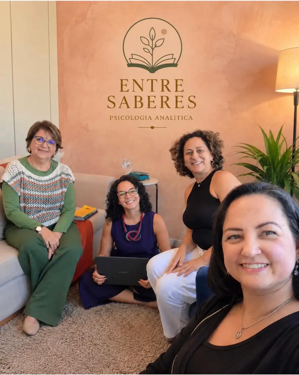 As quatro psicólogas do Entre Saberes reunidas no consultório